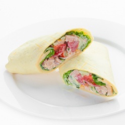 Ролл в тортилье с копчёной курицей