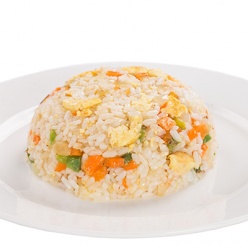 Рис жаренный с овощами и яйцом