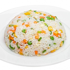 Рис жаренный с кукурузой и горошком