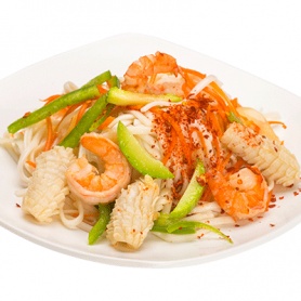 Лапша с морепродуктами и острым соусом