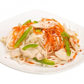 Лапша с курицей и острым соусом